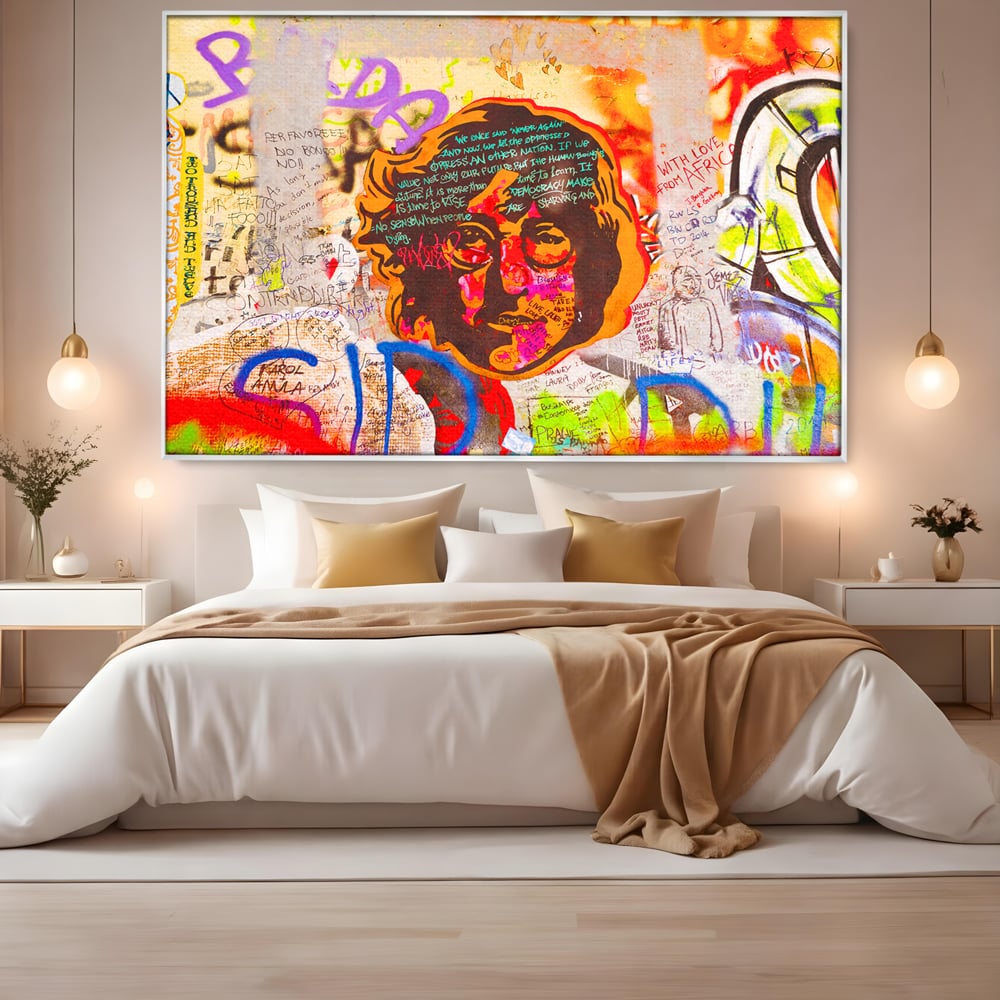 Tablou canvas cu tablou canvas cu john lennon si graffiti, in rama de aluminiu argintiu, pe perete intr-un dormitor